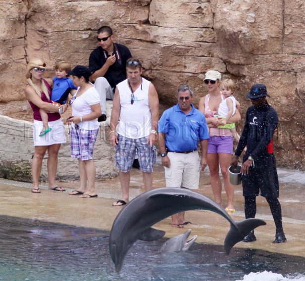 britney_spears_dolphins_MX0052009_156