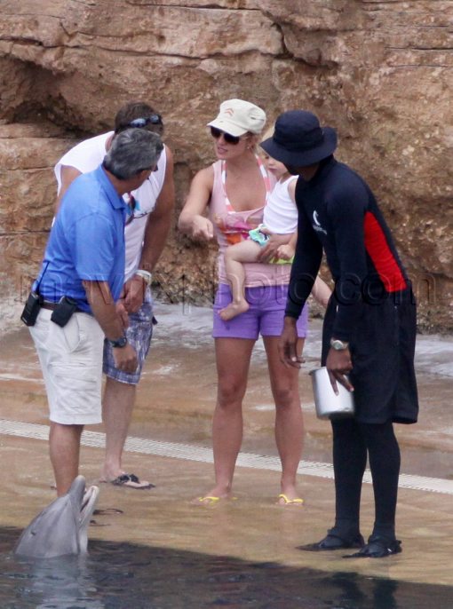 britney_spears_dolphins_MX0052009_159