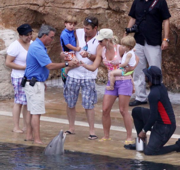 britney_spears_dolphins_MX0052009_160