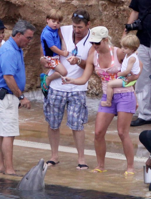 britney_spears_dolphins_MX0052009_161