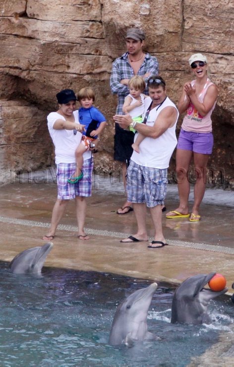 britney_spears_dolphins_MX0052009_167