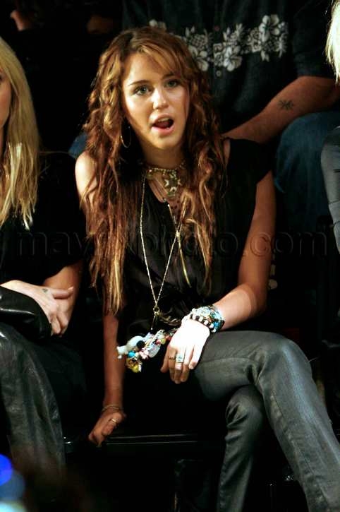 101608-miley-cyrus3.jpg