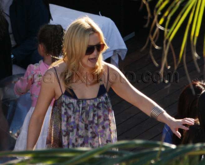 111708-kate-hudson2.jpg
