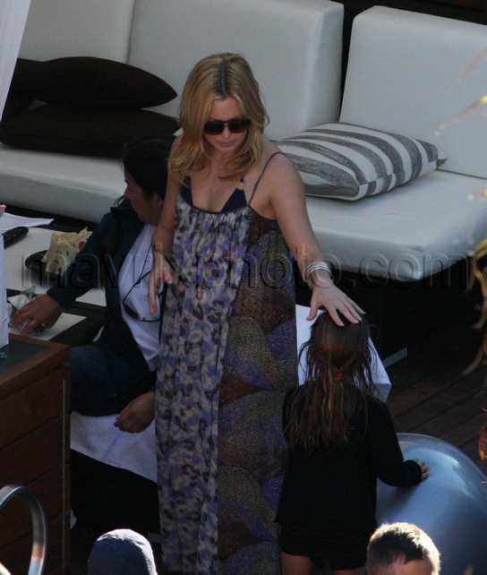 111708-kate-hudson4.jpg