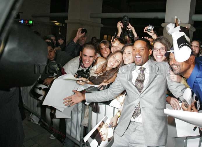 111908-seven-pounds-premiere3.jpg