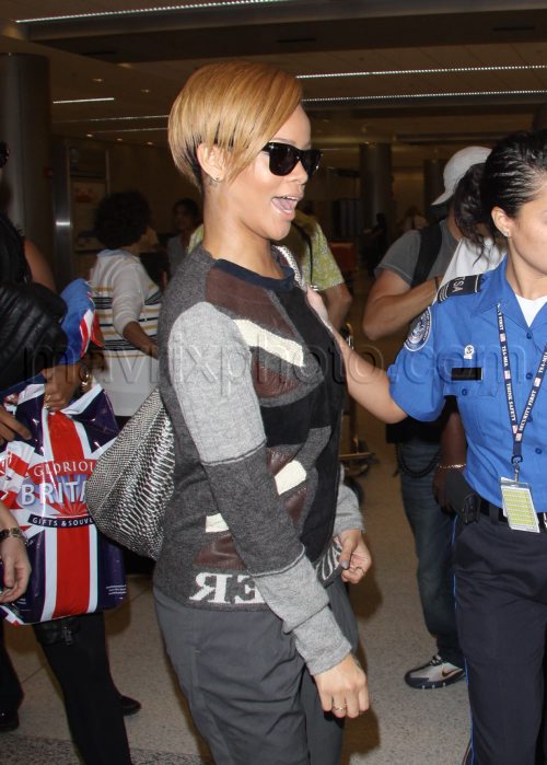 11_20_2009_Rihanna_Departs_Miami_5