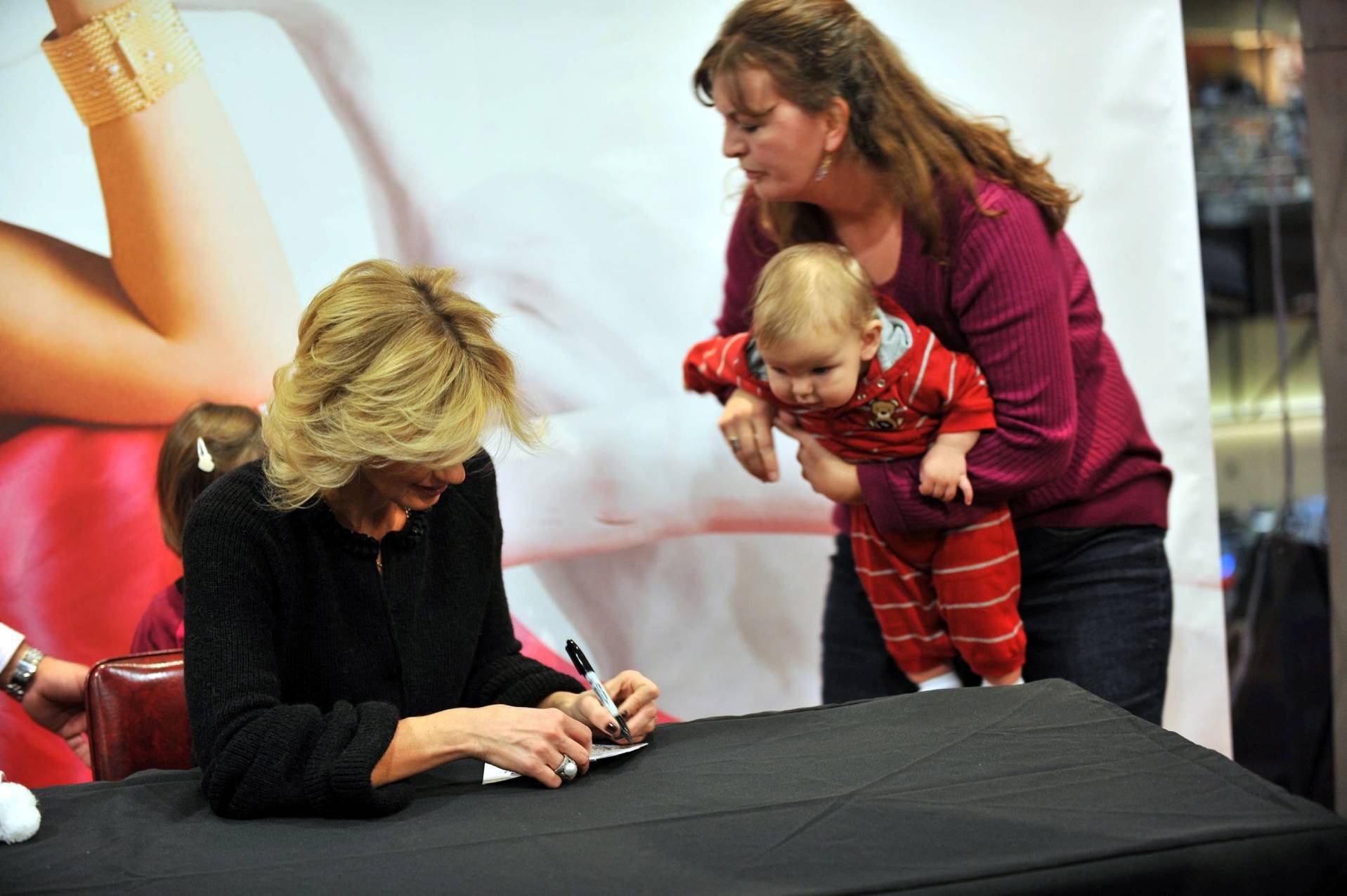 112508-faith-hill-holiday-signing2.jpg