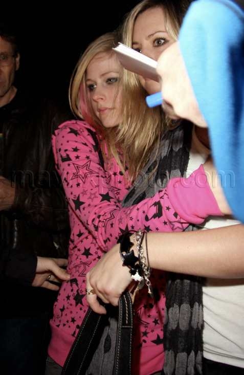blog_avril_shy01.jpg