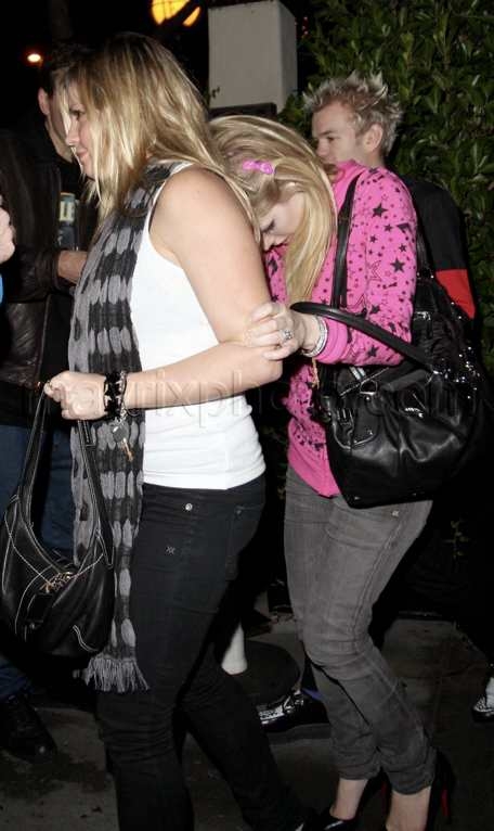 blog_avril_shy05.jpg