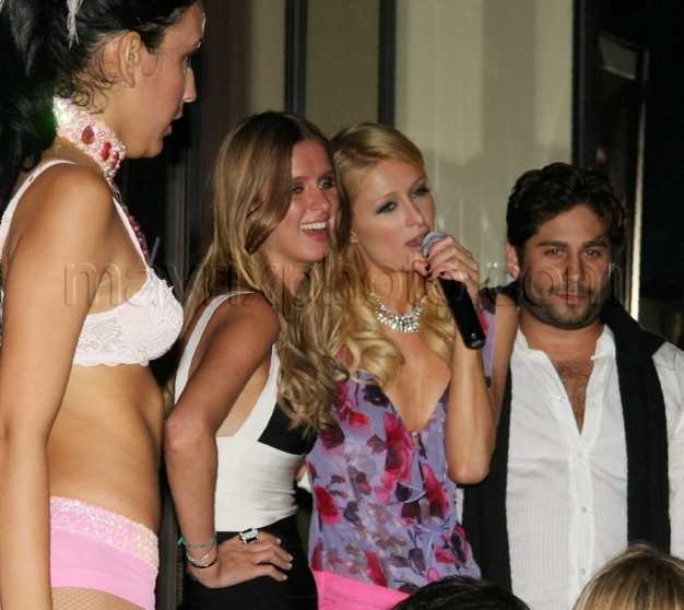 blog_120908_paris_hilton_05.jpg