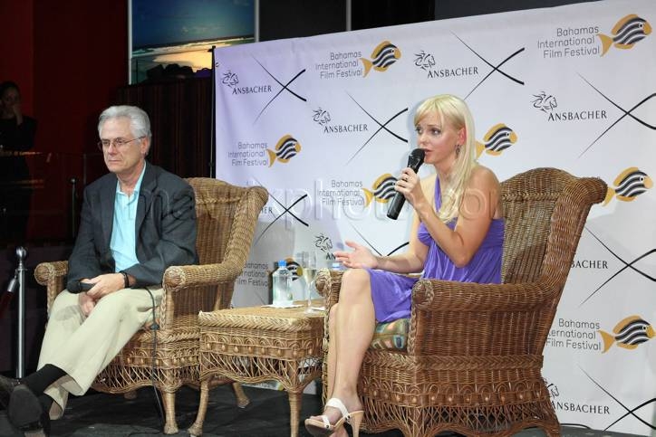 blog_120908_anna_faris_02.jpg