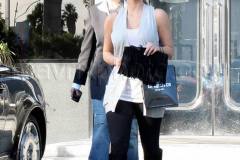 blog_121008_kim_kardashian_01.jpg