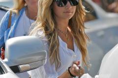 ashlie_tisdale_shops_sherman_oaks_2.jpg