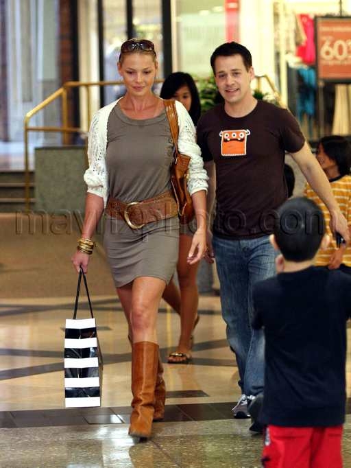 blog_katherine_heigl_and_tr_knight_mall_trip_09.jpg