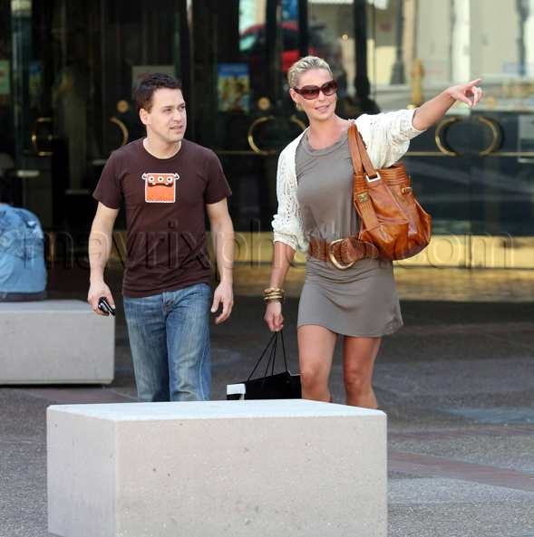 blog_katherine_heigl_and_tr_knight_mall_trip_43.jpg