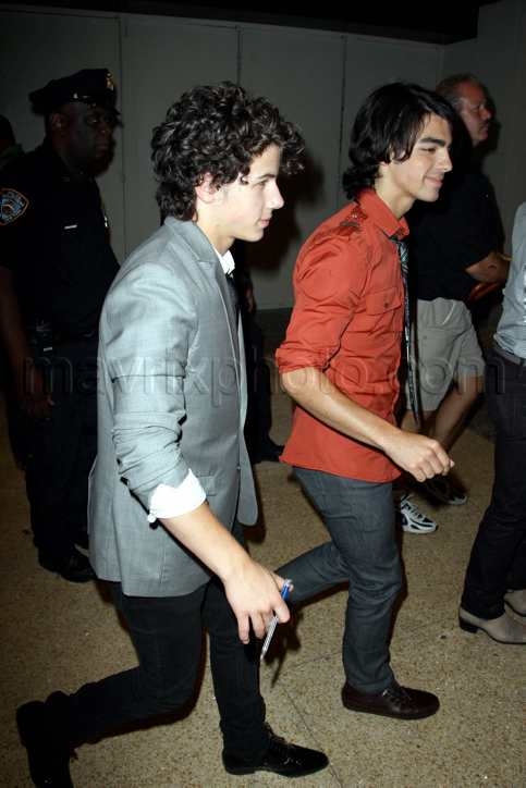 81208-jonas-bros4.jpg