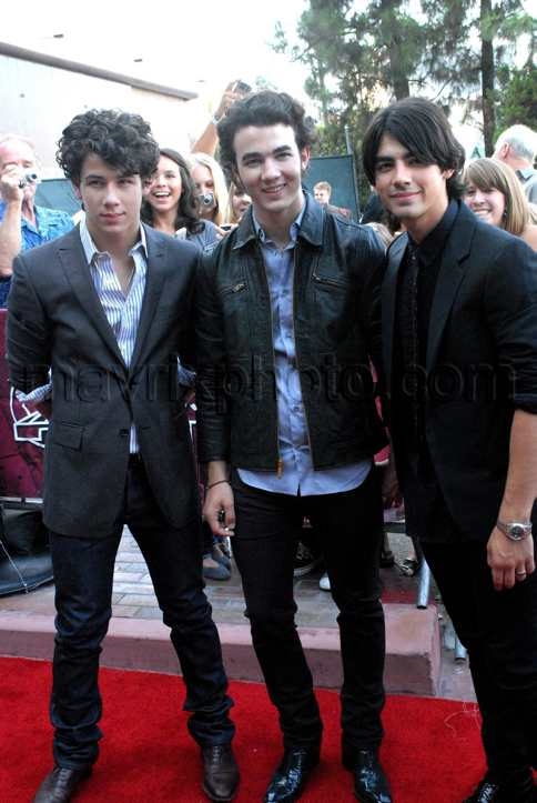 81508-jonas-brothers.jpg
