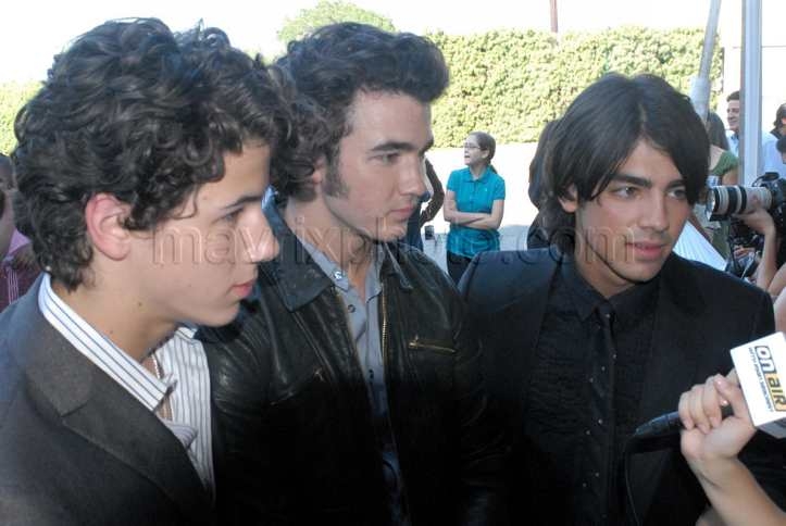 81508-jonas-brothers2.jpg