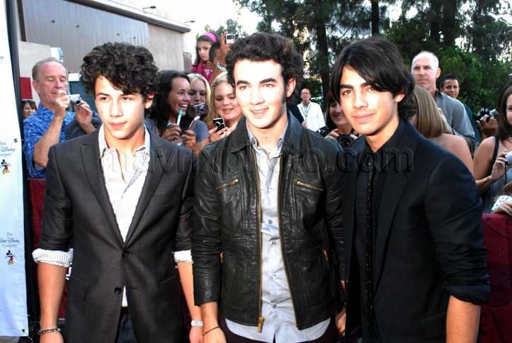 81508-jonas-brothers3.jpg
