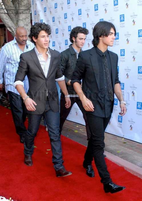 81508-jonas-brothers4.jpg
