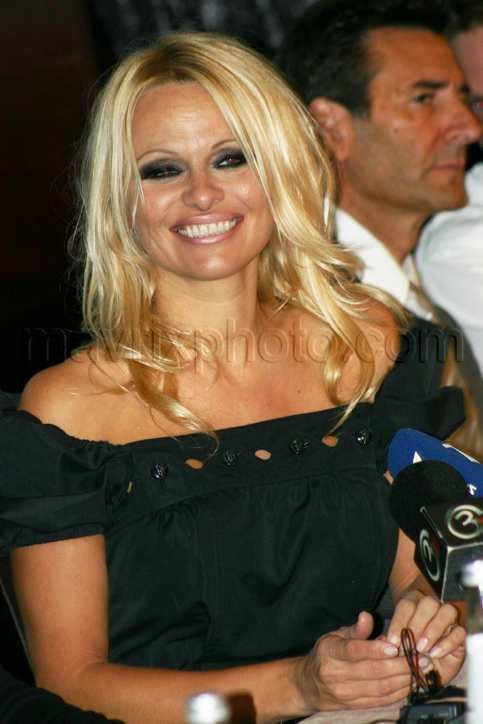 91508-pam-anderson-moscow.jpg