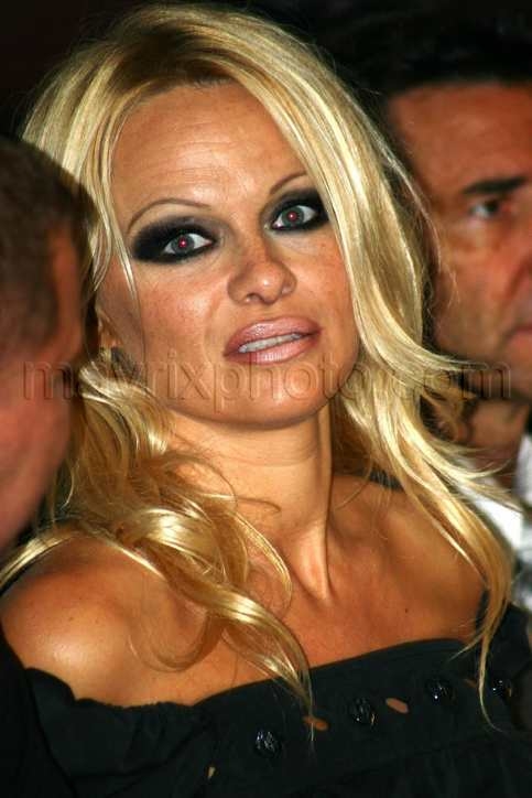 91508-pam-anderson-moscow2.jpg