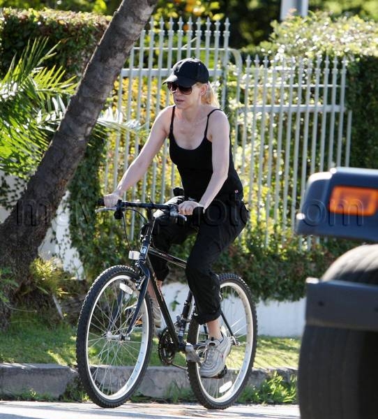 naomi_watts_bike_ride_mx0_67.jpg