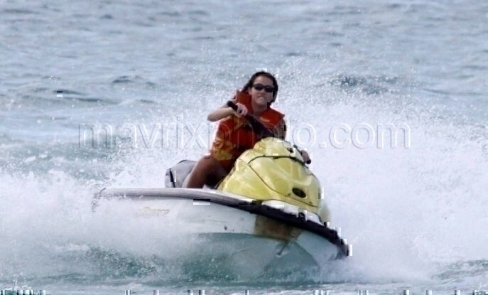 miley_cyrus_jetski_MX0051309_182.jpg