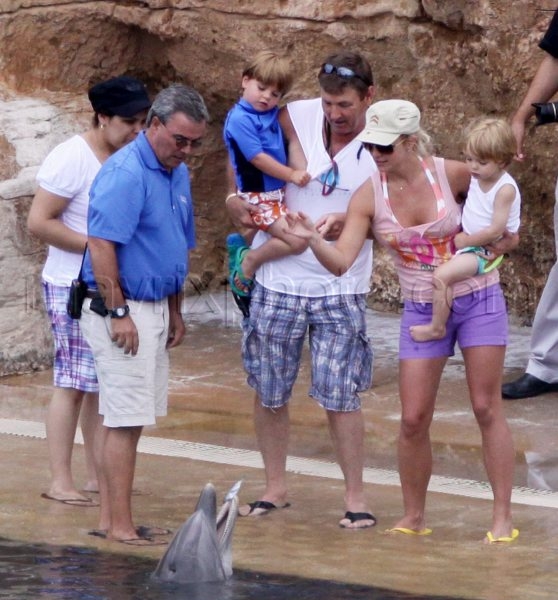 britney_spears_dolphins_MX0052009_162.jpg