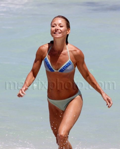 kelly_ripa_bikini_MX0050509_148.jpg