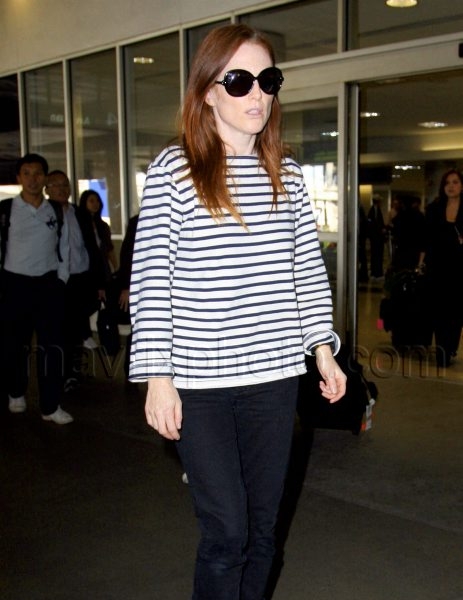 10_24_2009_julianne_moore_lax_01.jpg