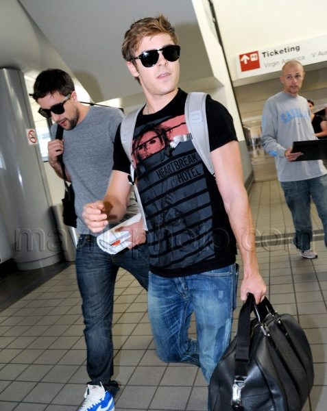 11_01_2009_Zac_Efron_LAX_01.jpg