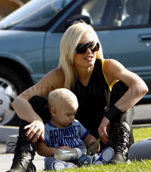 11_08_2009_Gwen_Stefani_Mommy_Park_1.jpg