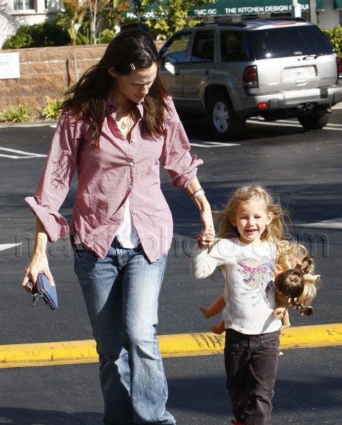 11_15_2009_Jennifer_Garner_Violet_Affleck_Day_Out_1.jpg