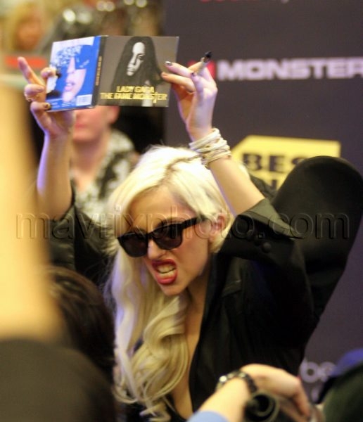 11_25_2009_Lady Gaga LA Album Signing_1.jpg