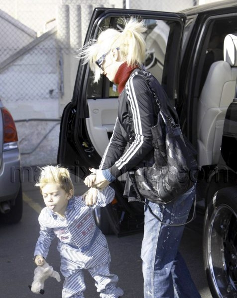 11_28_2009_Gwen Stefani Handles a Tantrum_1.jpg