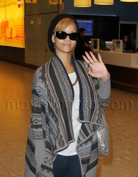 11_27_2009_Rihanna Arrives at Heathrow_1.jpg
