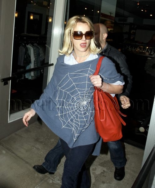 12_09_2009_Britney Spears Weaves Her Web_1.jpg