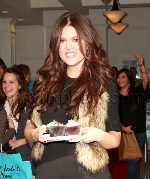 12_17_09_Khloe Kardashian celebrates Cupcake Day_204.jpg