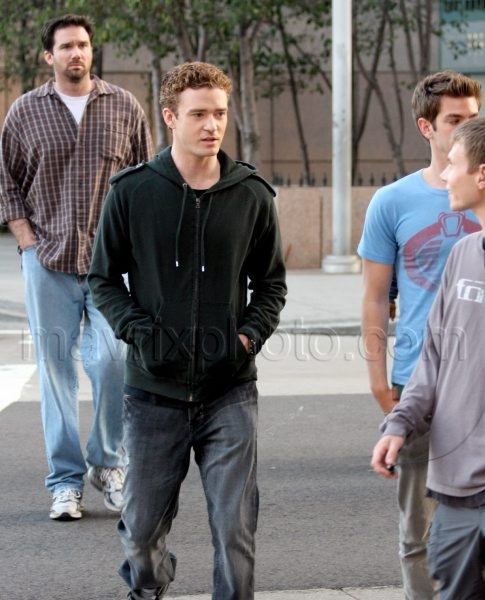12_04_2009_Justin Timberlake Social Network Stroll_1.jpg