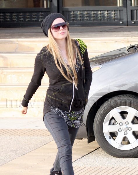 12_13_2009_Avril Lavigne Rocks Chanel_1.jpg