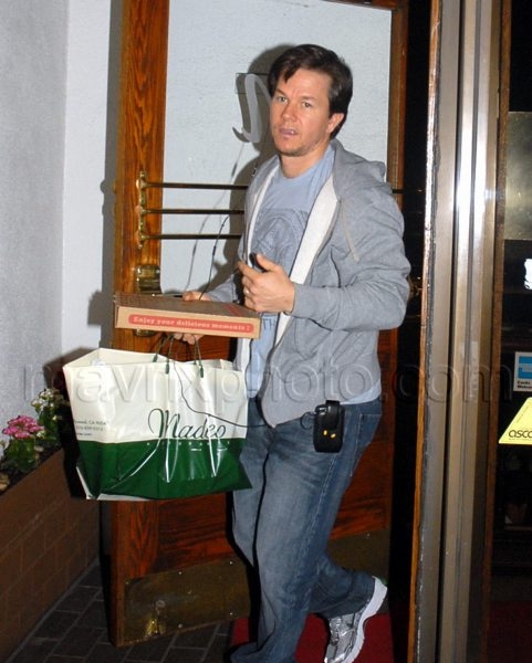 01_13_2010_Mark Wahlberg Car Trouble_1.jpg