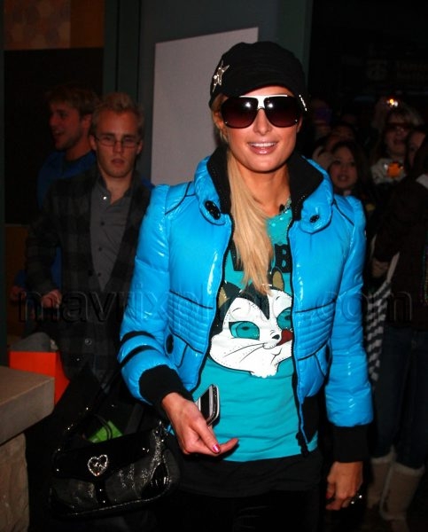 01_23_2010_Paris Hilton Sundance Shopping_1.jpg