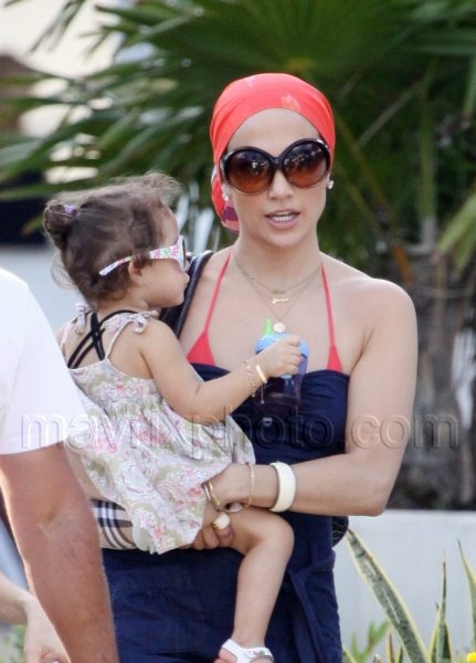 1_22_10_J Lo and Kids Miami_51.jpg