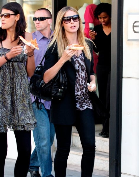 03_25_10_Heidi Klum Eats Pizza_80.jpg