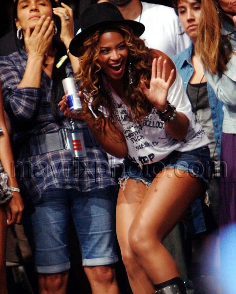4_17_10_Beyonce Coachella_274.jpg