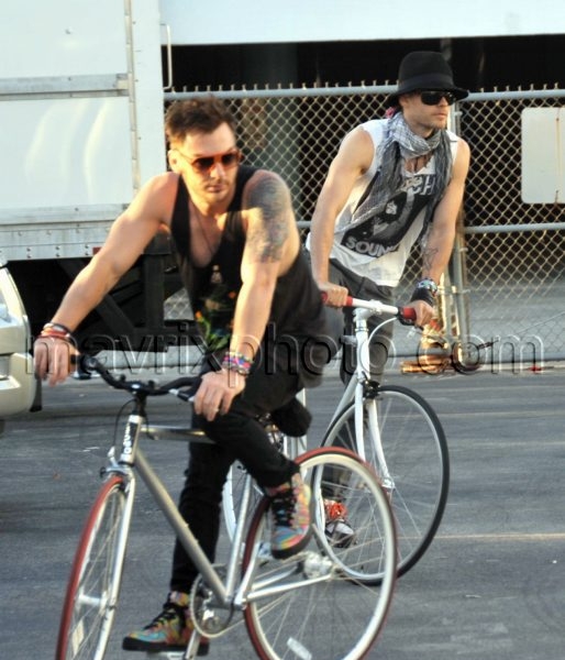 4_28_10_jared-leto-bike-ride_292.jpg