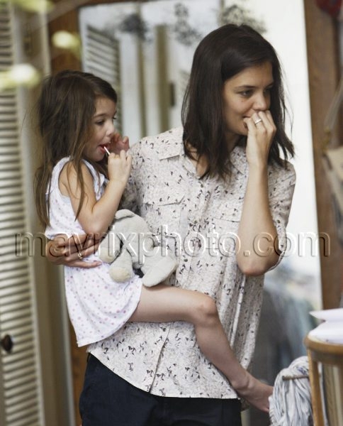 5_9_10_Katie Holmes Suri Shop_144.jpg