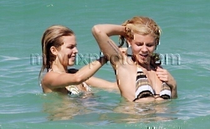 6_21_10_AnnaLynne McCord Swaps Bikini_271