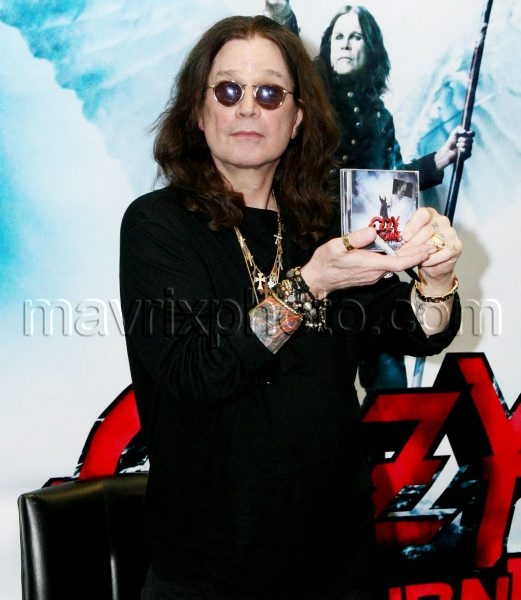 6_21_10_Ozzy Osbourne Album Signing_279